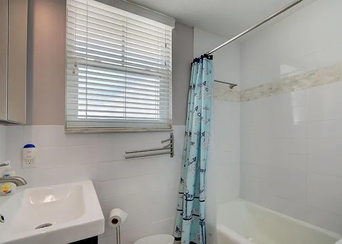 Resort Steps To The Beach! Ground Floor 1Br + Heated Pool *