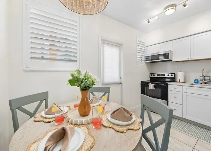 Ferienhaus Steps To The Beach! Ground Floor 1br + Heated Pool *
