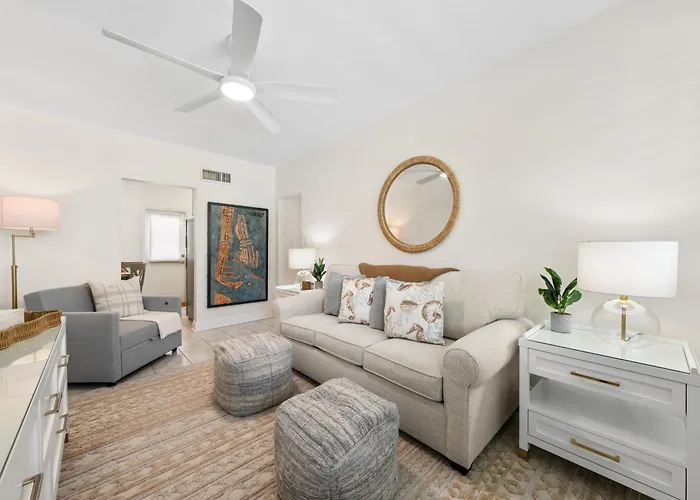 Steps To The Beach! Ground Floor 1br + Heated Pool Clearwater Beach