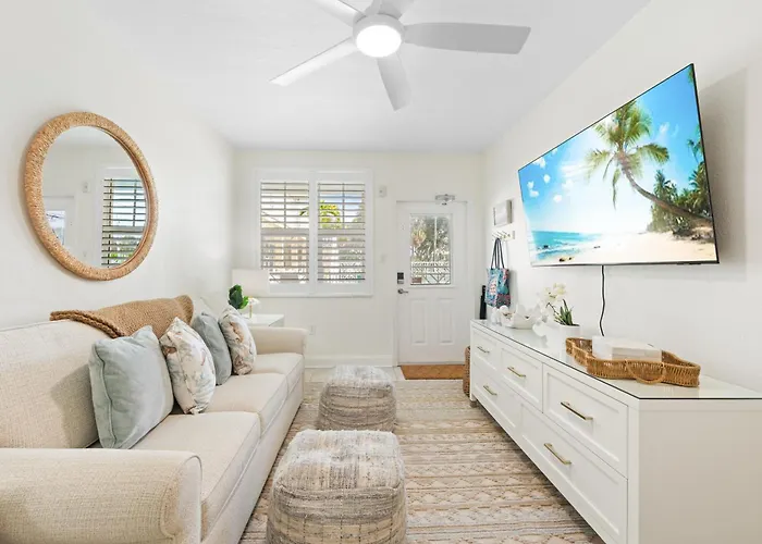 Steps To The Beach! Ground Floor 1br + Heated Pool Ferienhaus *