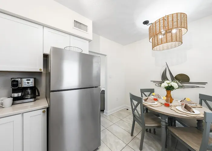 Steps To The Beach! Ground Floor 1br + Heated Pool Ferienhaus *