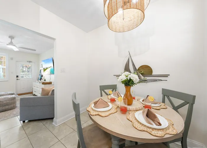 Steps To The Beach! Ground Floor 1br + Heated Pool Clearwater Beach