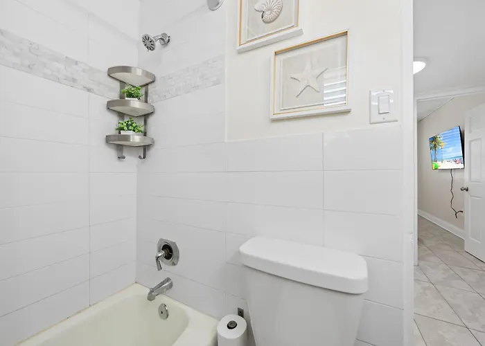 Steps To The Beach! Ground Floor 1br + Heated Pool Ferienhaus *