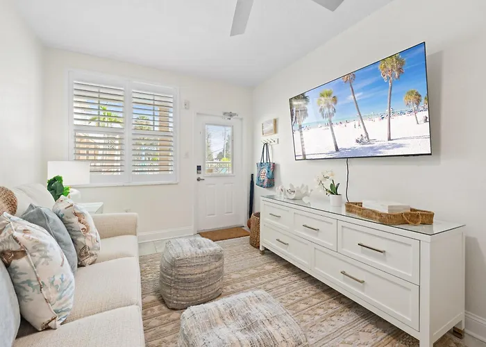 Steps To The Beach! Ground Floor 1br + Heated Pool * Clearwater Beach