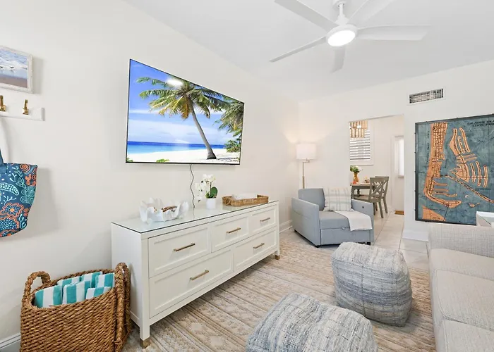 Steps To The Beach! Ground Floor 1br + Heated Pool Ferienhaus *