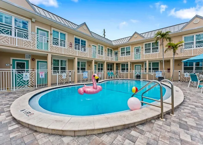 Steps To The Beach! Ground Floor 1br + Heated Pool * Clearwater Beach